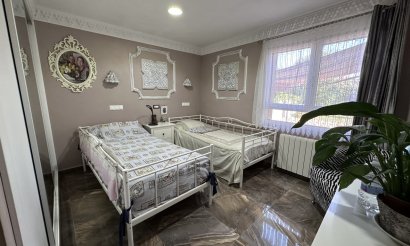 Resale - Villa - Elche
