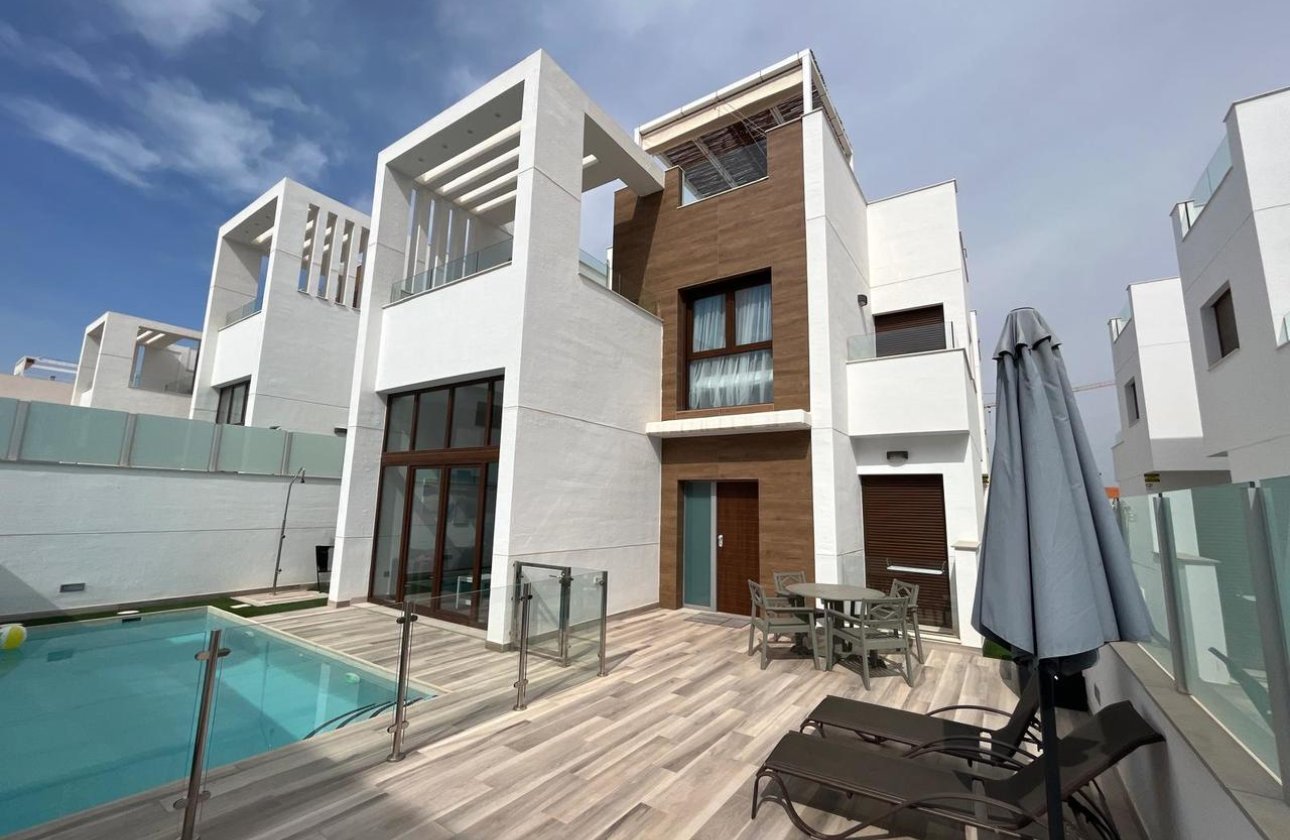 Resale - Villa - Los Altos