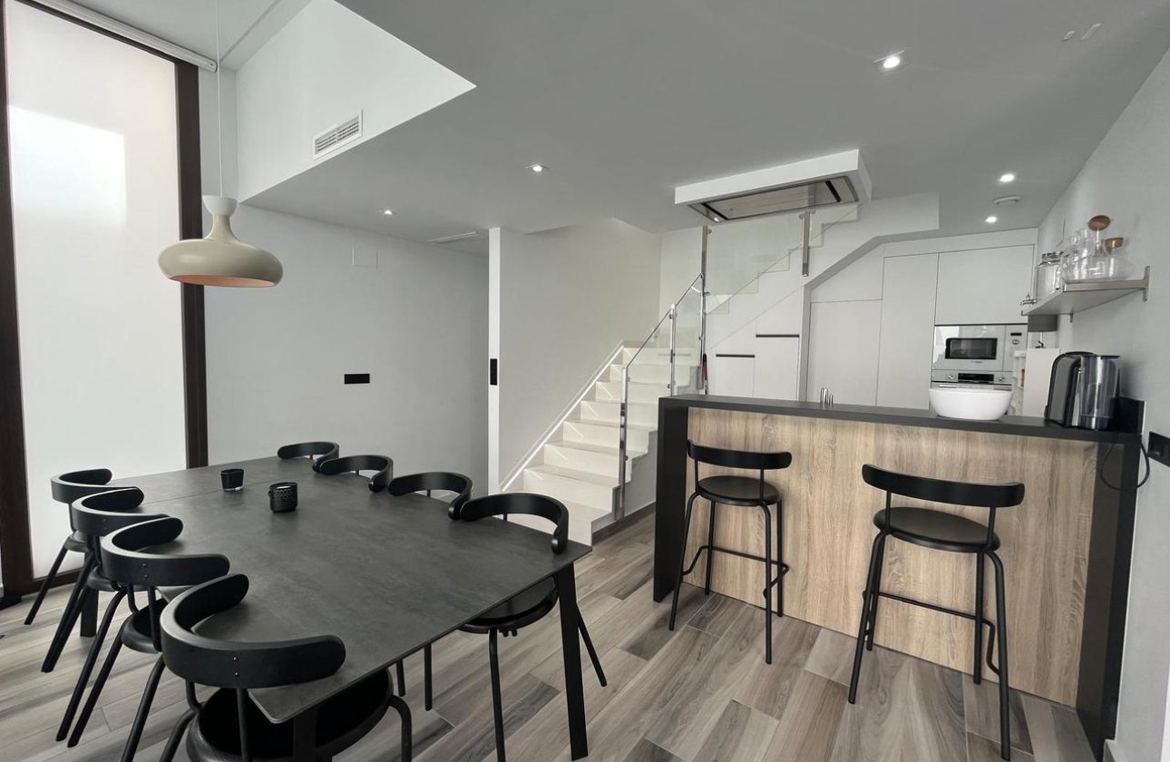 Resale - Villa - Los Altos