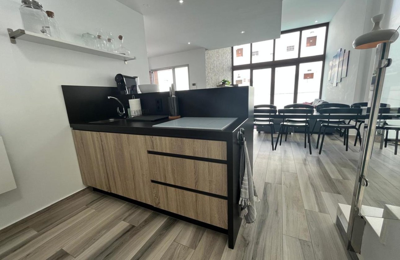 Resale - Villa - Los Altos