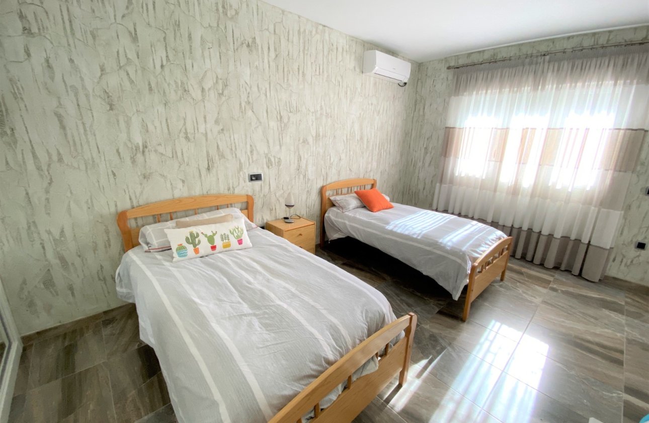 Resale - Villa - Sax