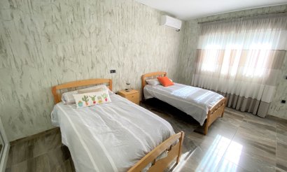 Resale - Villa - Sax