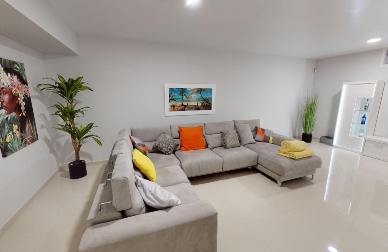 Resale - Villa - Torrevieja