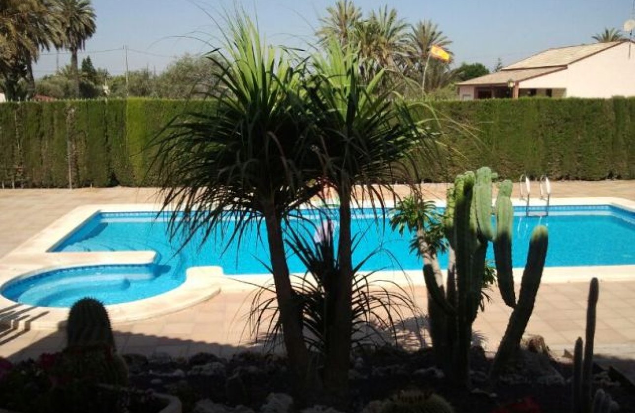 Resale - Villa - Elche