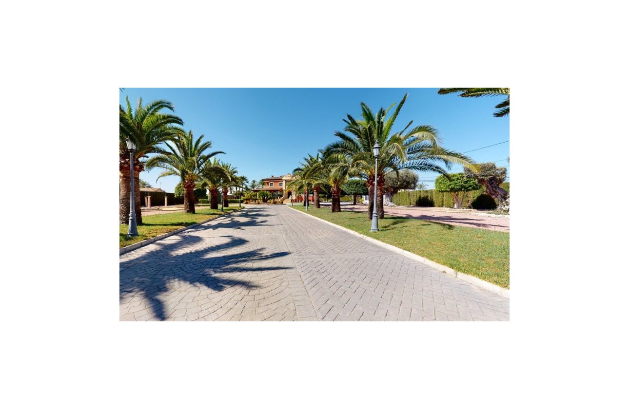 Resale - Villa - Elche