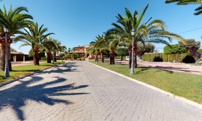 Resale - Villa - Elche