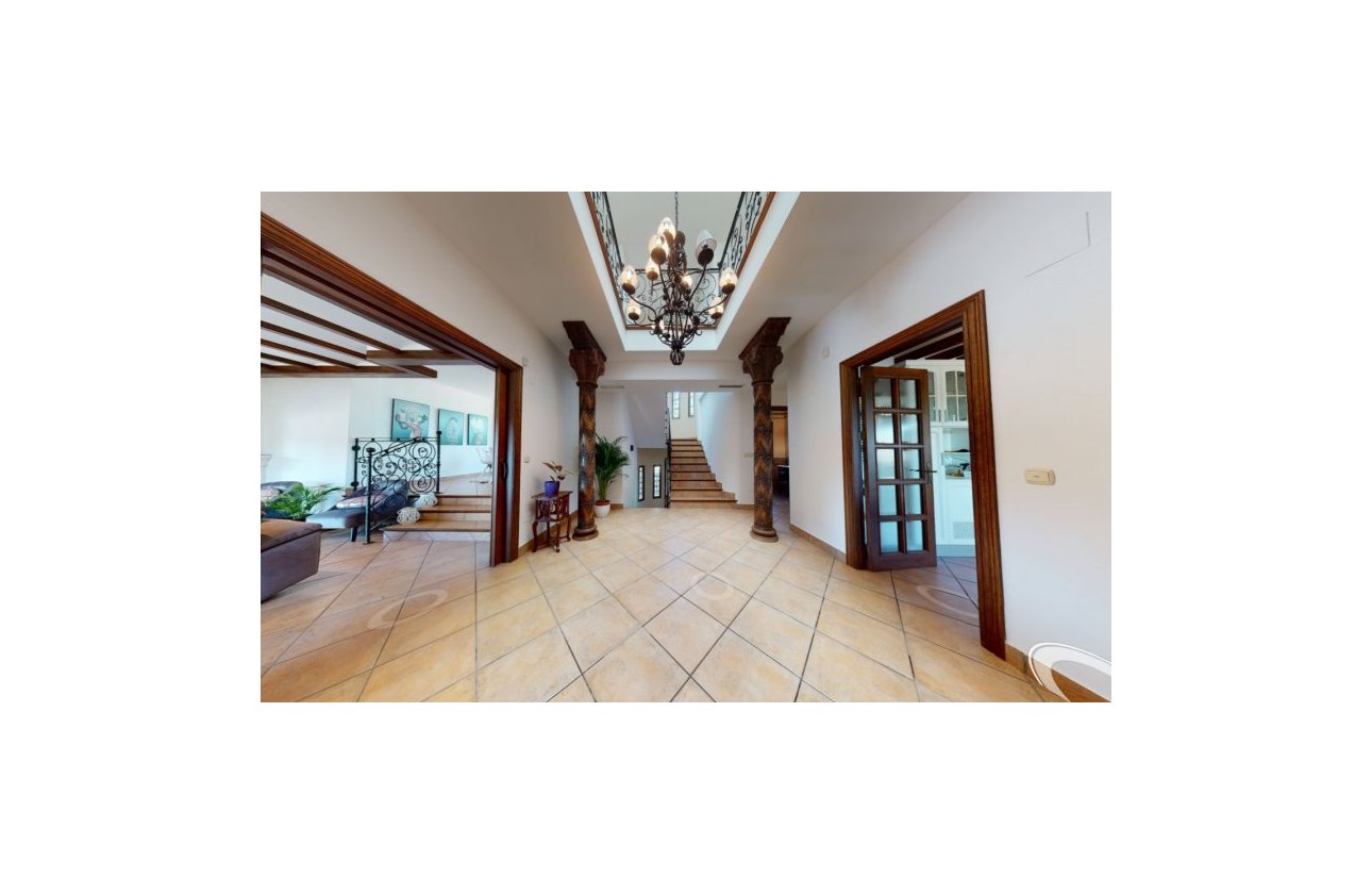 Resale - Villa - Elche