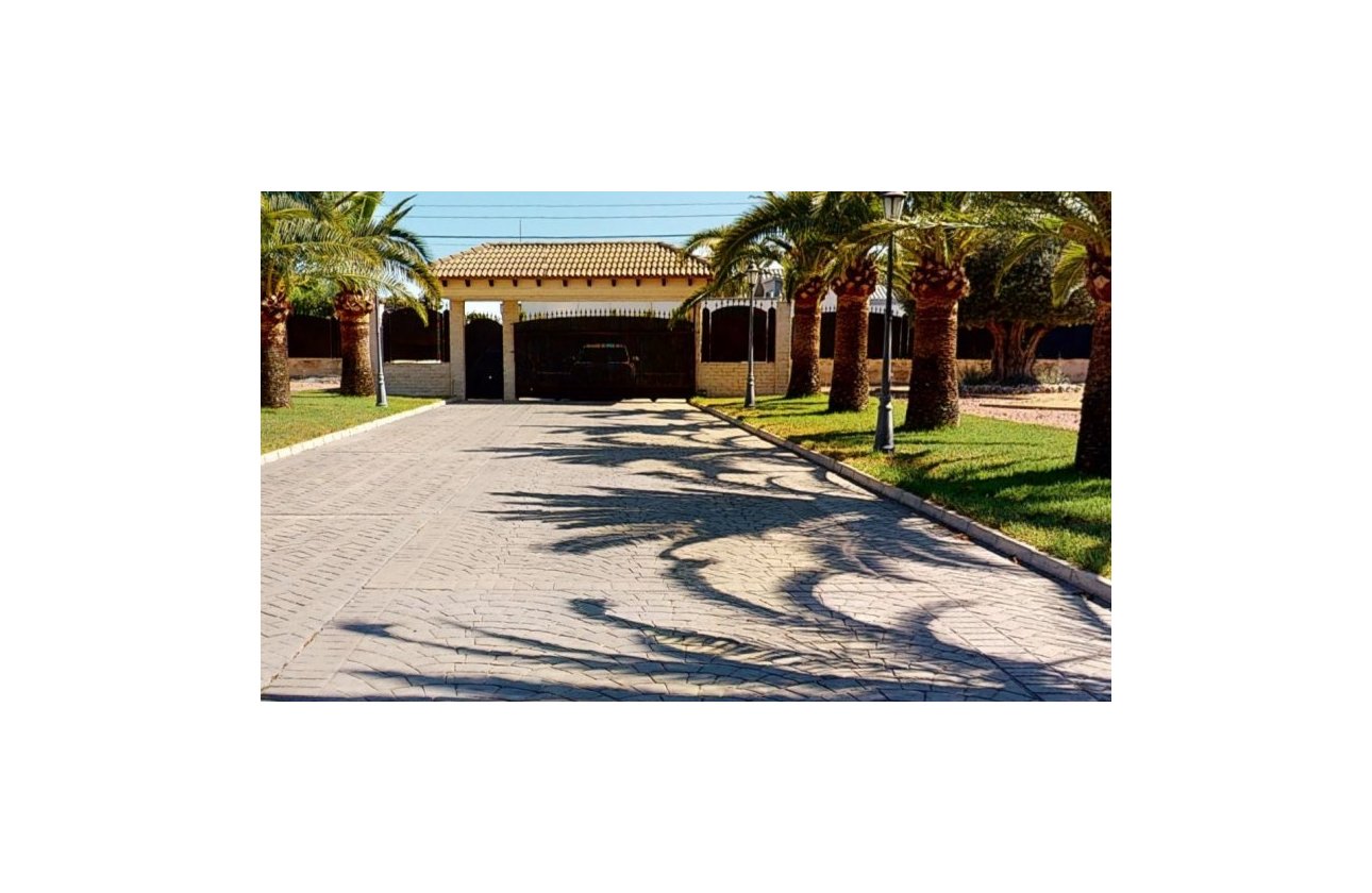 Resale - Villa - Elche