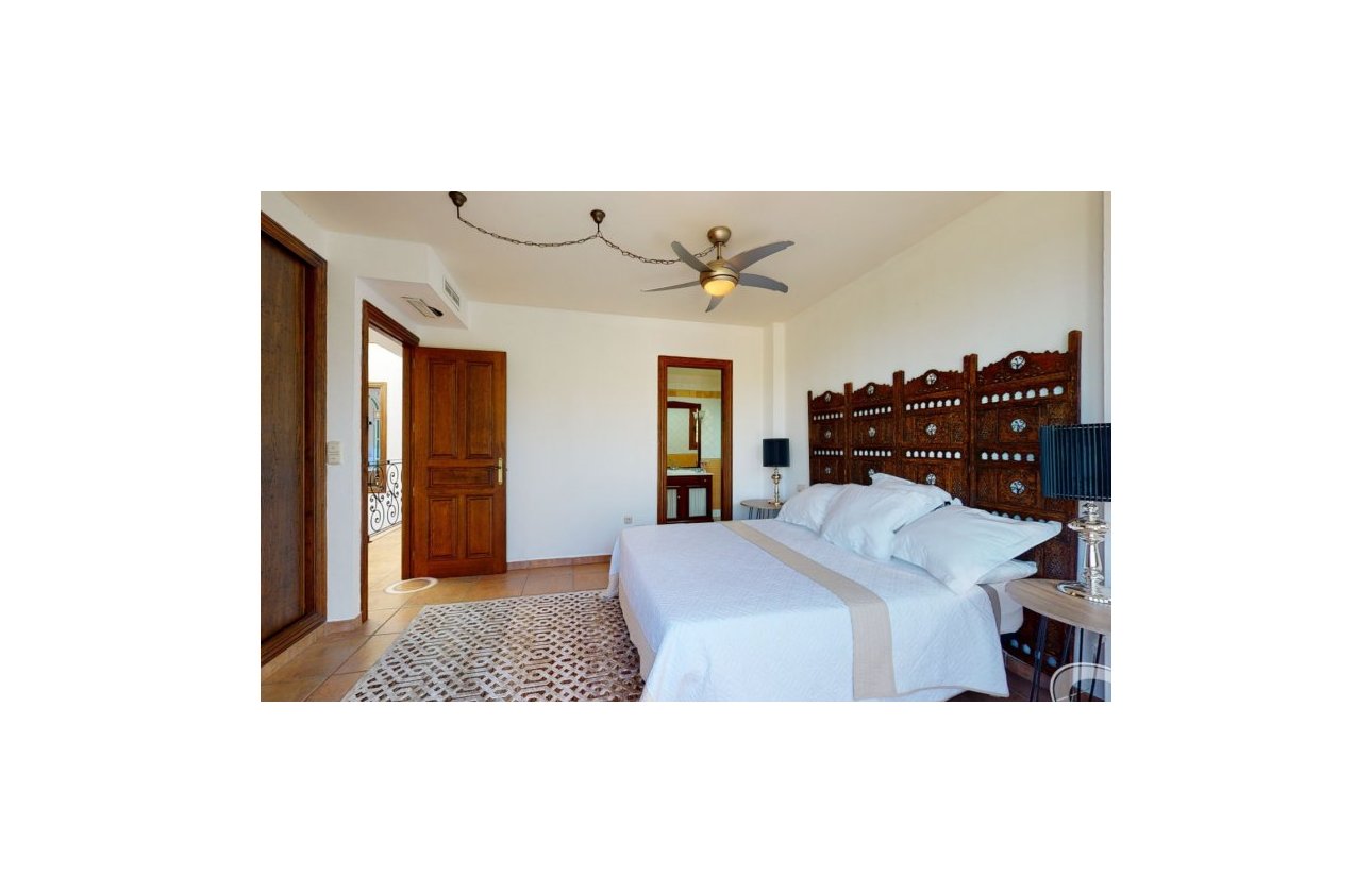 Resale - Villa - Elche