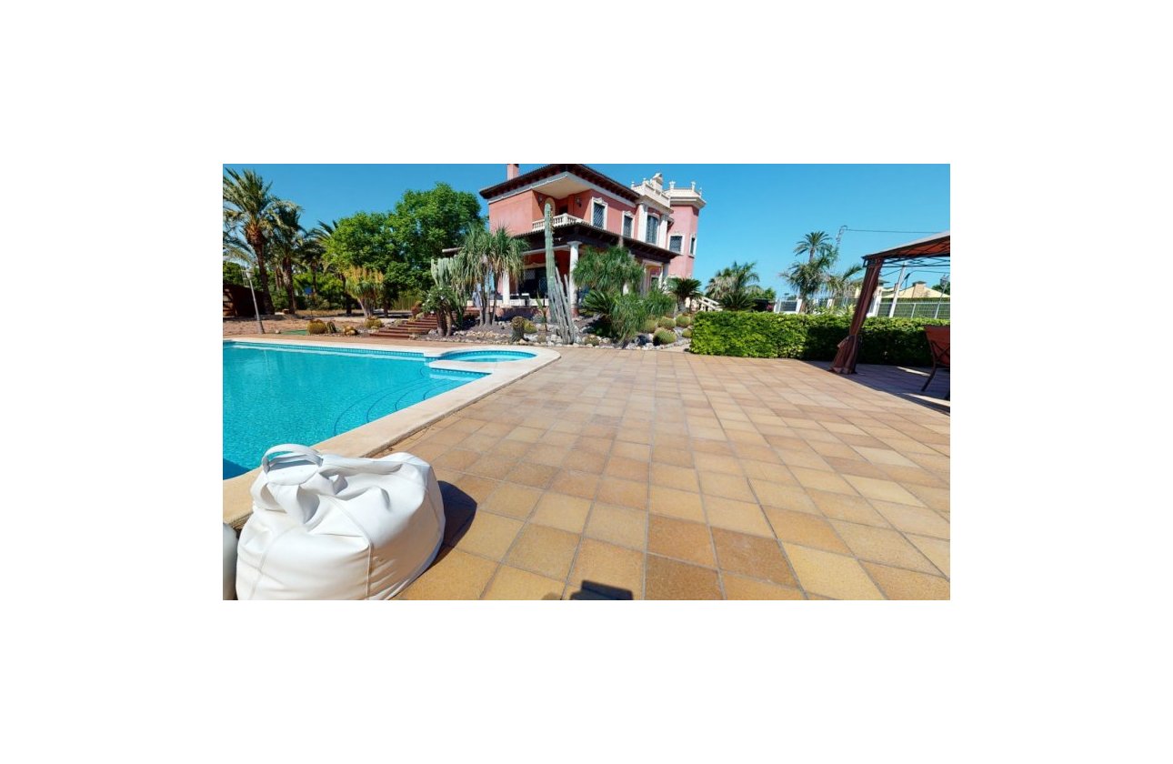 Resale - Villa - Elche