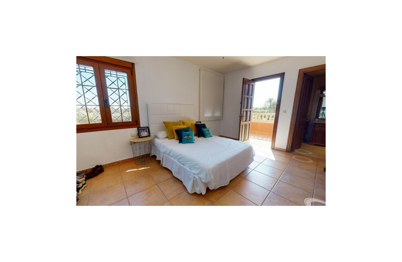 Resale - Villa - Elche