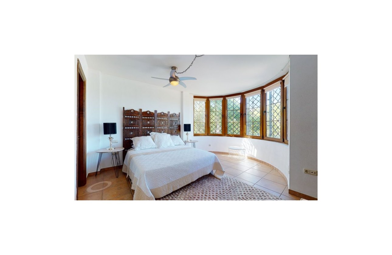 Resale - Villa - Elche