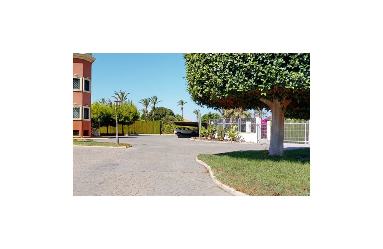 Resale - Villa - Elche