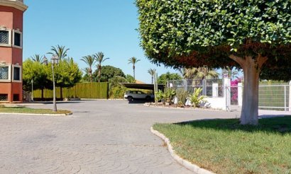 Resale - Villa - Elche