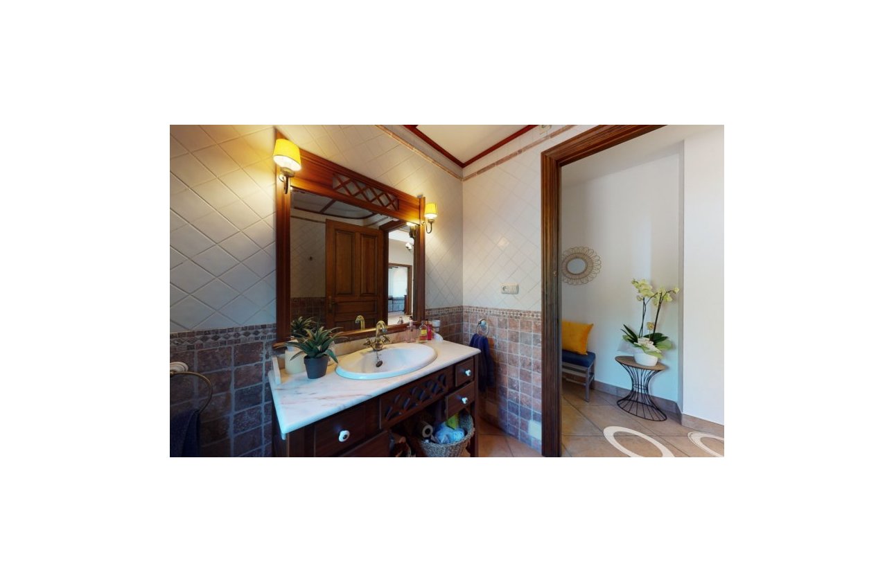 Resale - Villa - Elche