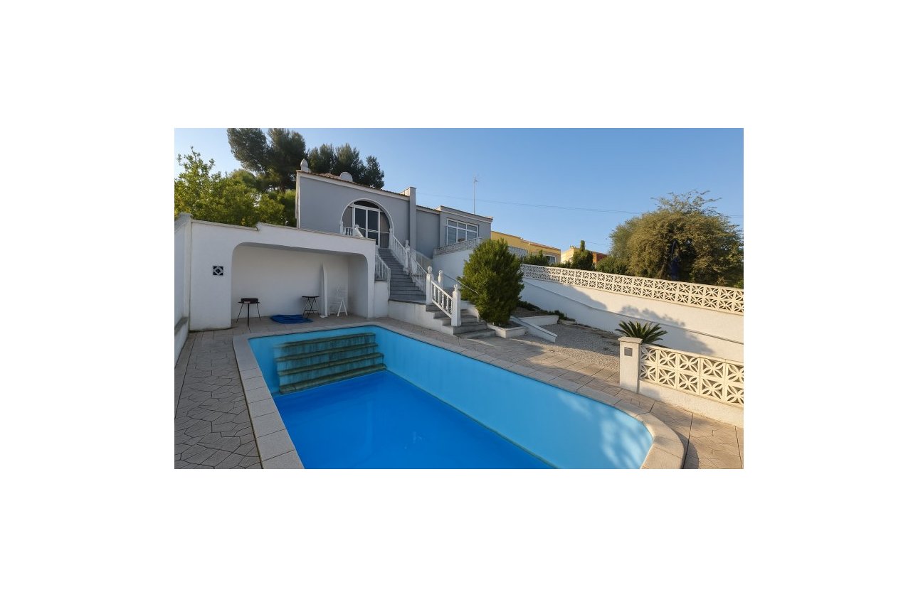 Resale - Villa - Torrevieja