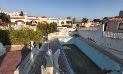 Resale - Villa - Torrevieja