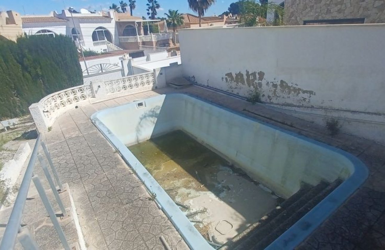 Resale - Villa - Torrevieja