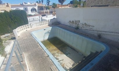 Resale - Villa - Torrevieja