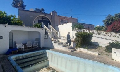 Resale - Villa - Torrevieja
