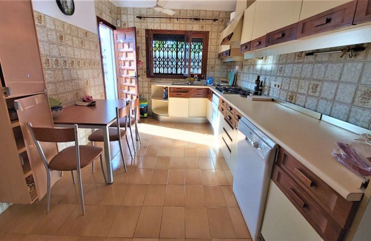 Resale - Villa - Torrevieja