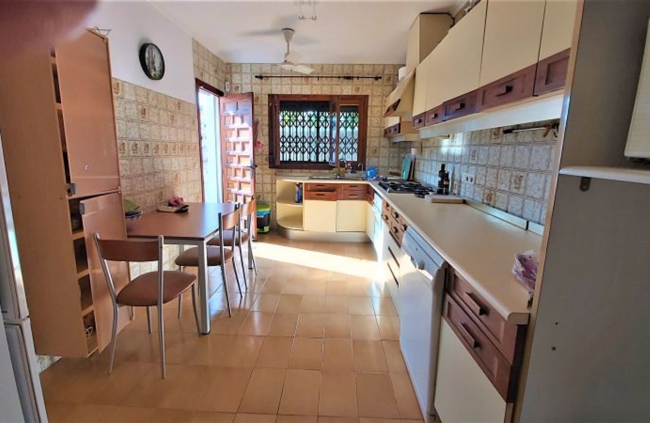 Resale - Villa - Torrevieja