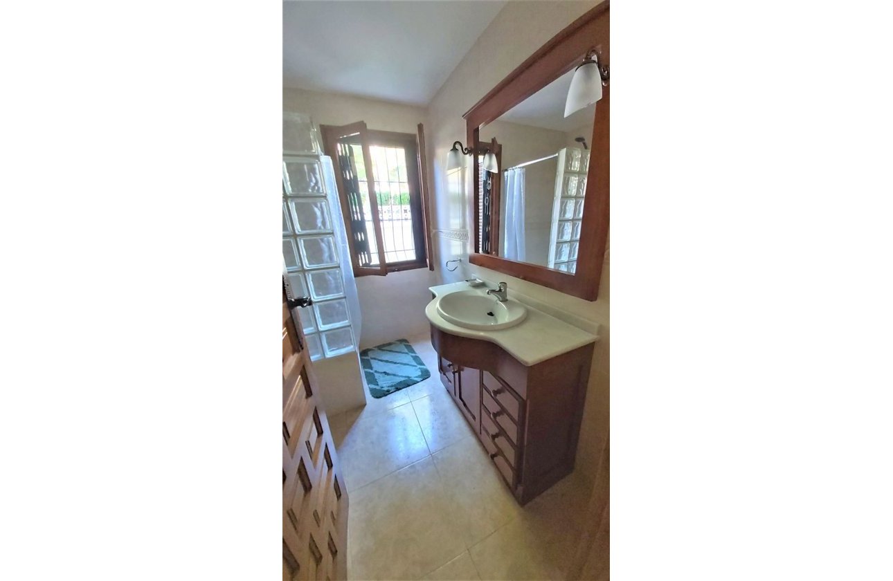 Resale - Villa - Torrevieja