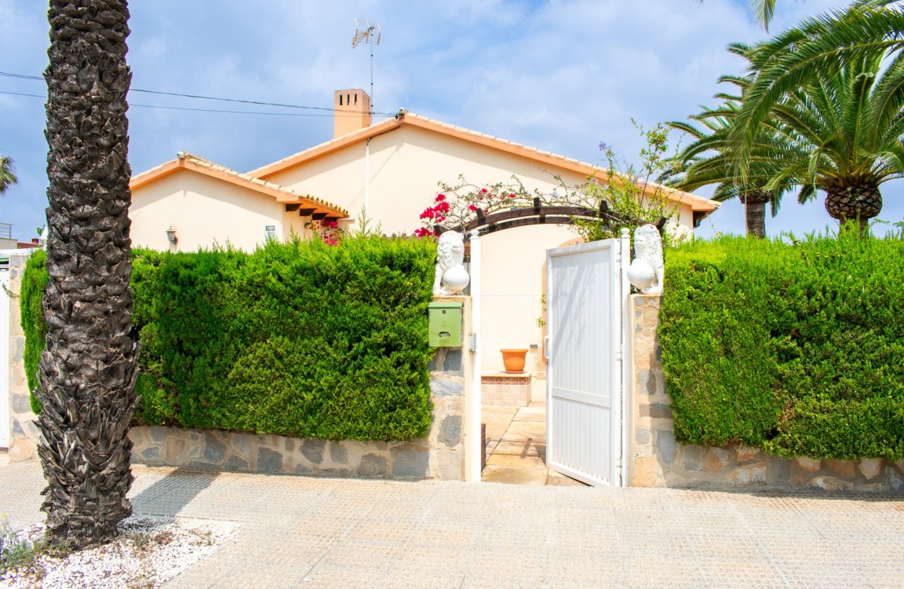 Resale - Villa / Semi detached - Orihuela Costa - MUY CERCA DE LA PLAYA
