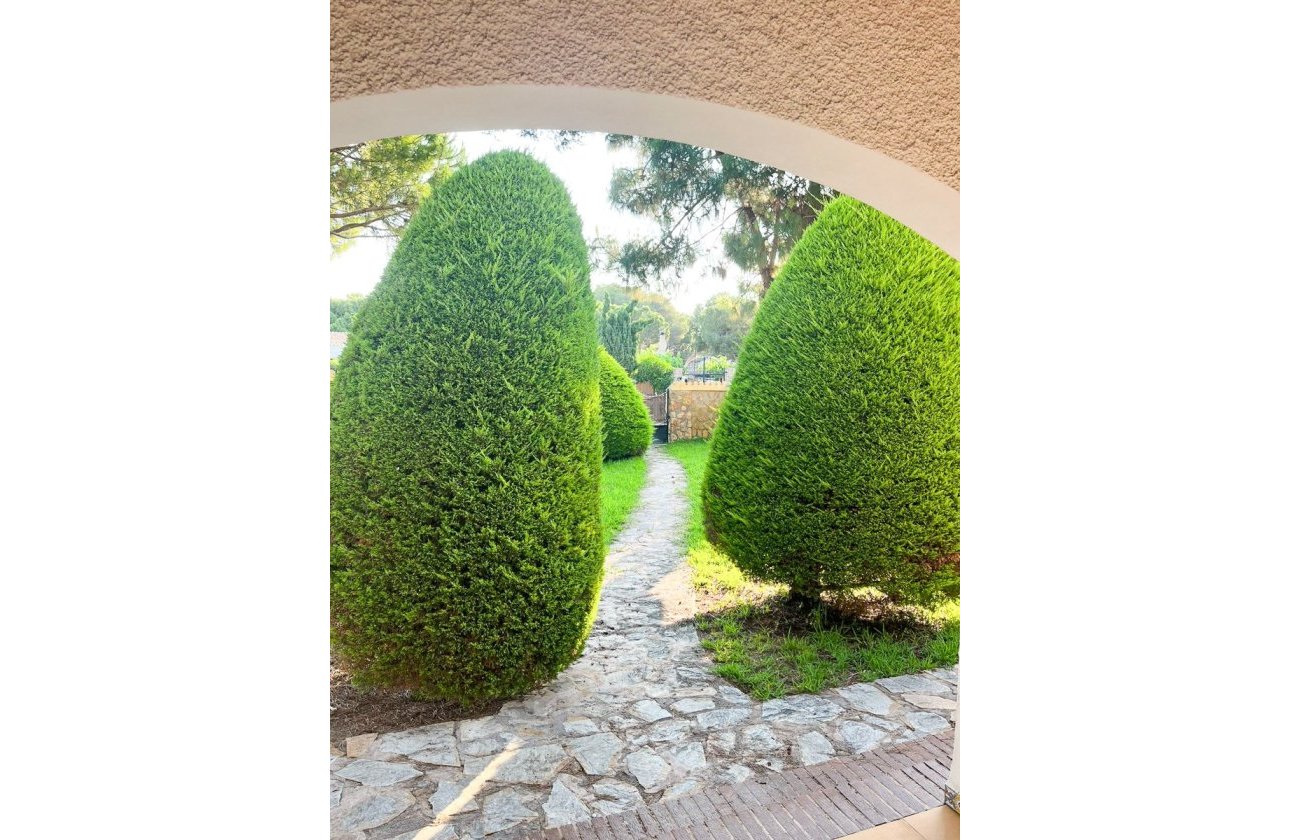 Resale - Villa / Semi detached - Orihuela Costa - Punta Prima