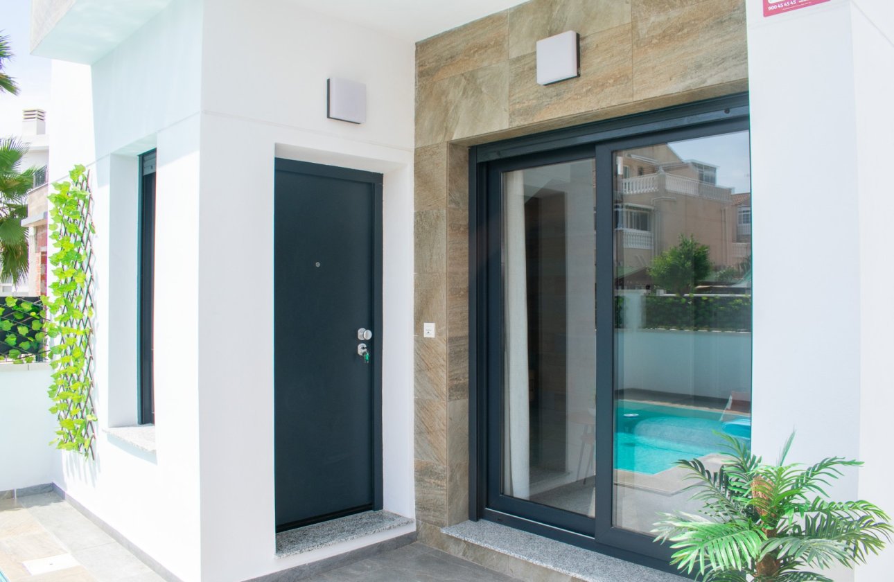 Resale - Villa - Torrevieja - La Siesta - El Salado - Torreta