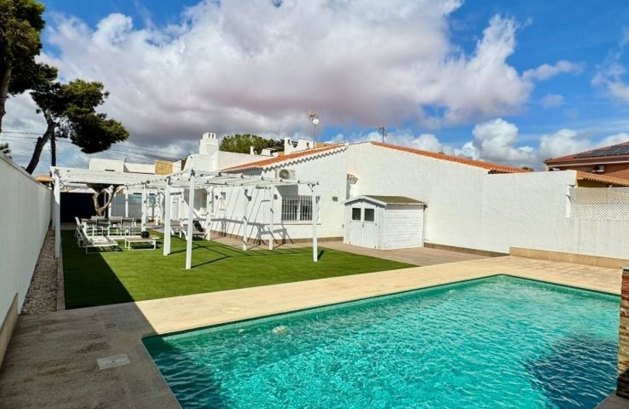 Resale - Villa - Torrevieja