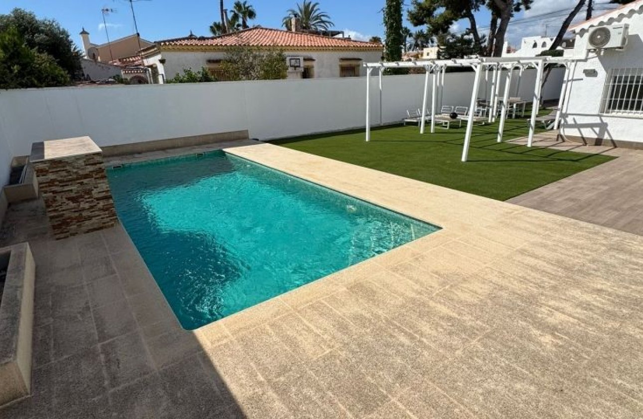 Resale - Villa - Torrevieja