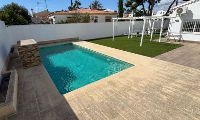 Resale - Villa - Torrevieja