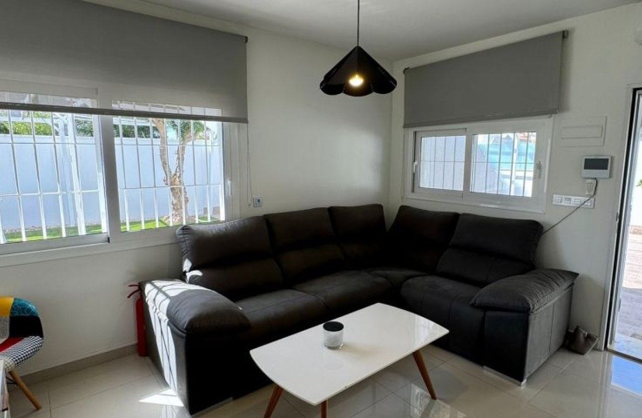 Resale - Villa - Torrevieja