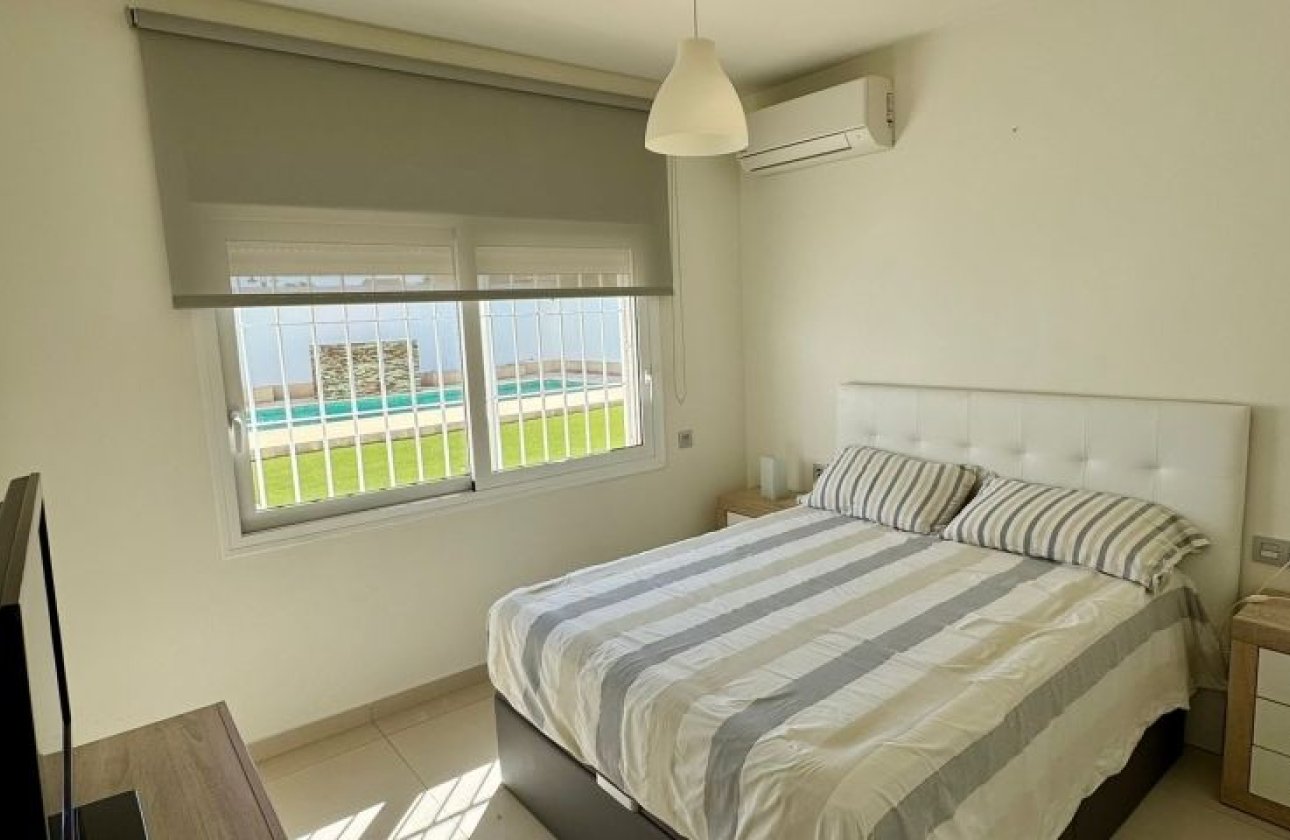 Resale - Villa - Torrevieja