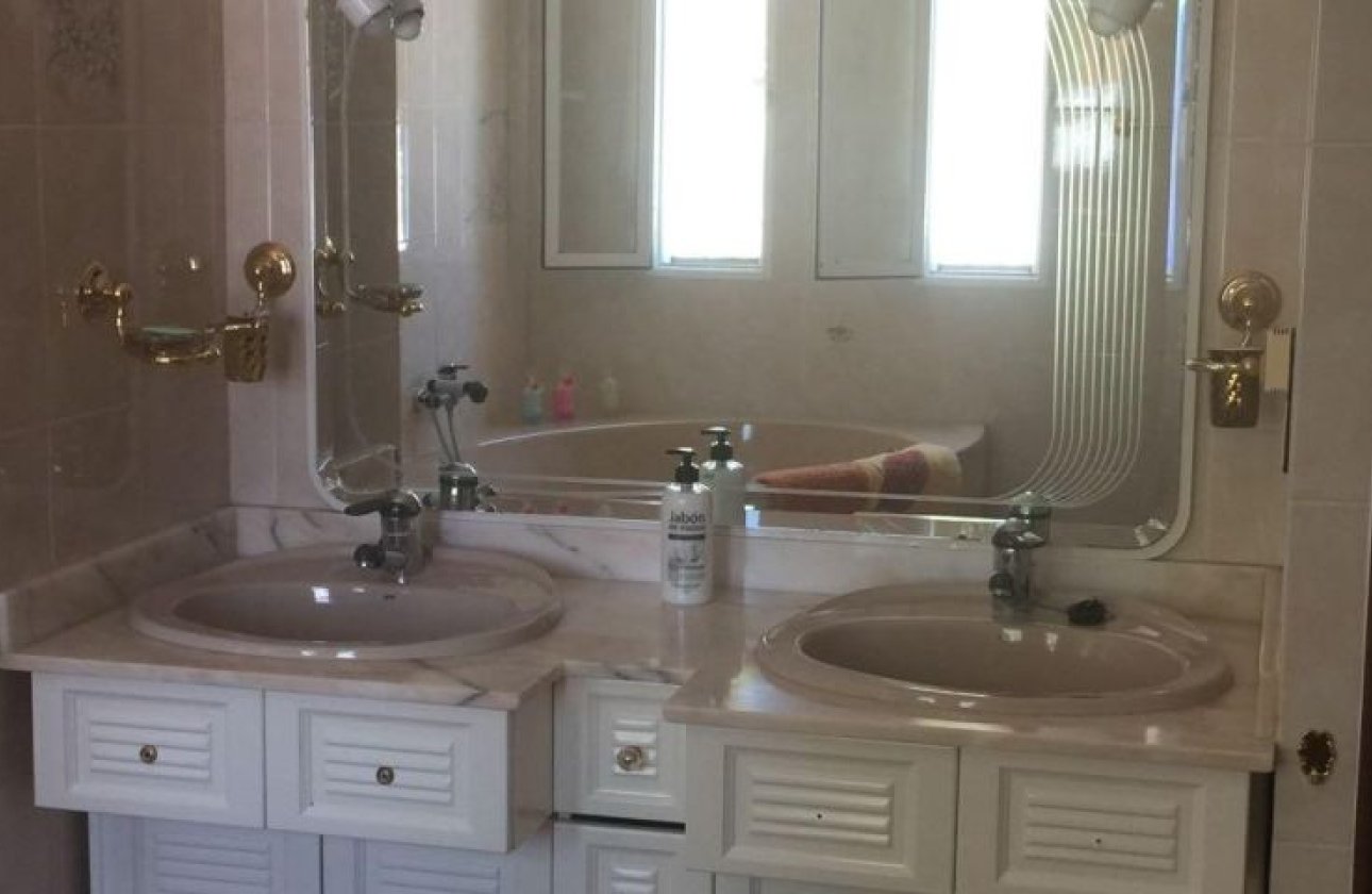 Resale - Villa - Torrevieja