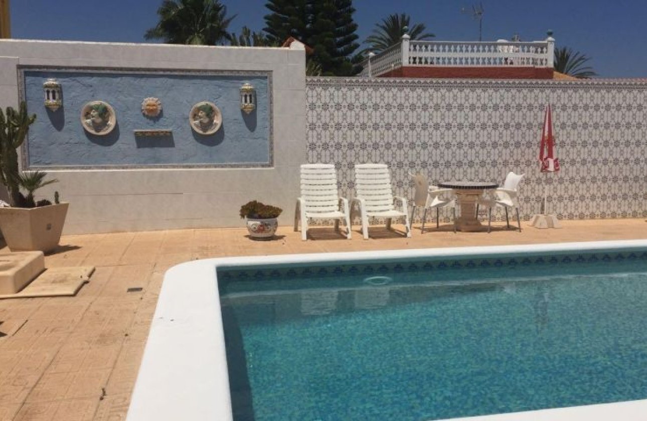 Resale - Villa - Torrevieja